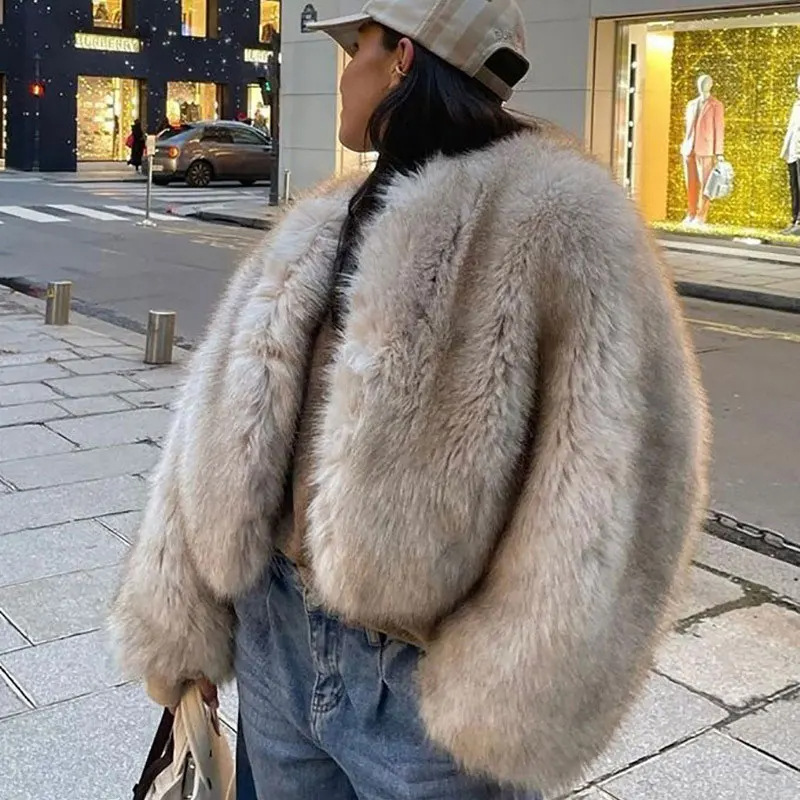 Street Fashion Week - Iconico Cappotto Corto in Pelliccia Sintetica