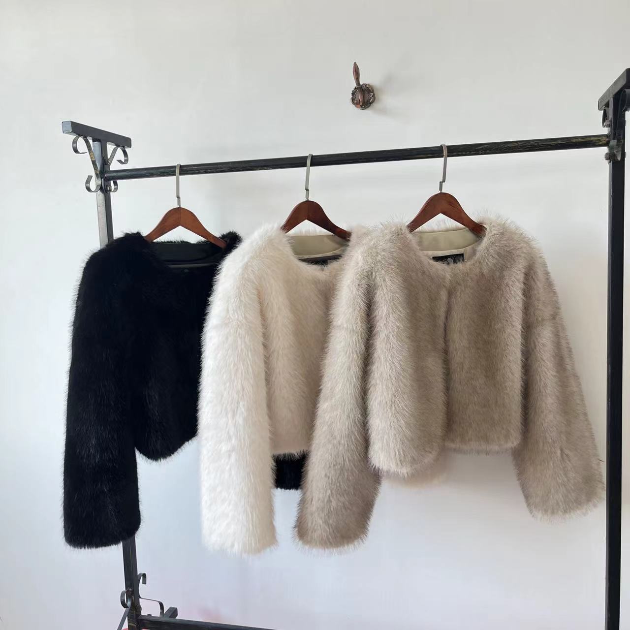 Iconico Cappotto Corto in Pell - Street Fashion Week recensione e prezzo