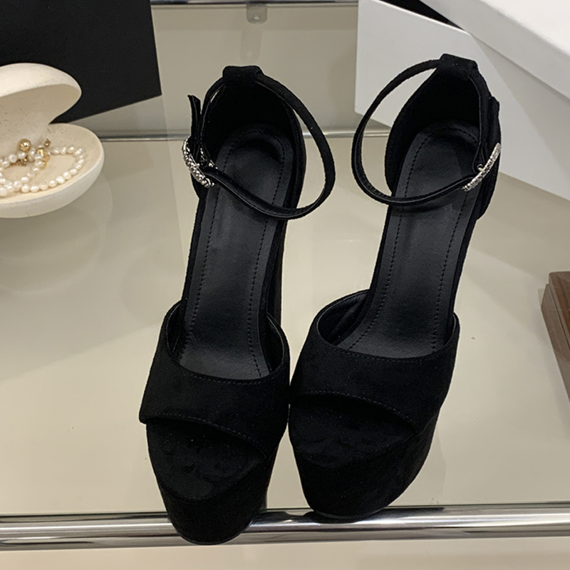 Sandali con Tacco Alto Estremo - Chunky Sneaker Platform recensione e prezzo
